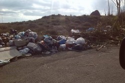 Discarica a cielo aperto nelle campagne di Nardò, tra i rifiuti di tutto e di più - Corriere Salentino