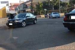 Agente della municipale accompagna la figlia a scuola e la macchina blocca l'incrocio: ecco le foto - Corriere Salentino