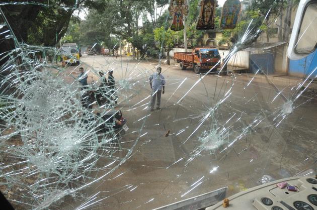 “Guerra” tra tifosi al termine della gara: lanci di sassi e pietre, pullman danneggiato