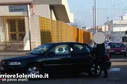 Agente della municipale accompagna la figlia a scuola e la macchina blocca l'incrocio: ecco le foto - Corriere Salentino