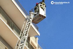 Cadono calcinacci dal terrazzo di un palazzo, paura ma nessun ferito - Corriere Salentino