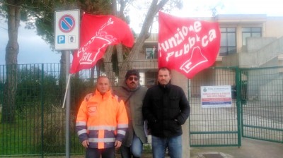 foto protesta lavoratori melendugno servizi cimiteriali sm291214