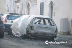 Tre auto in fiamme nella notte: brucia anche la Mercedes dell'avvocato Palamà - Corriere Salentino