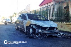 Fiamme alla periferia di Lecce, distrutta l'auto di un dipendente pubblico: mistero sulle cause - Corriere Salentino