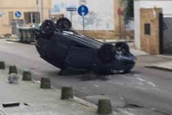 Schianto sulla circonvallazione di Lecce, auto si ribalta: ferite lievi per i conducenti - Corriere Salentino