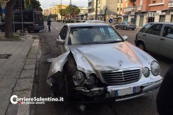 Schianto sulla circonvallazione di Lecce, auto si ribalta: ferite lievi per i conducenti - Corriere Salentino