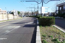 Perde il controllo dell’auto e sbatte contro il palo del filobus, 25enne in ospedale - Corriere Salentino