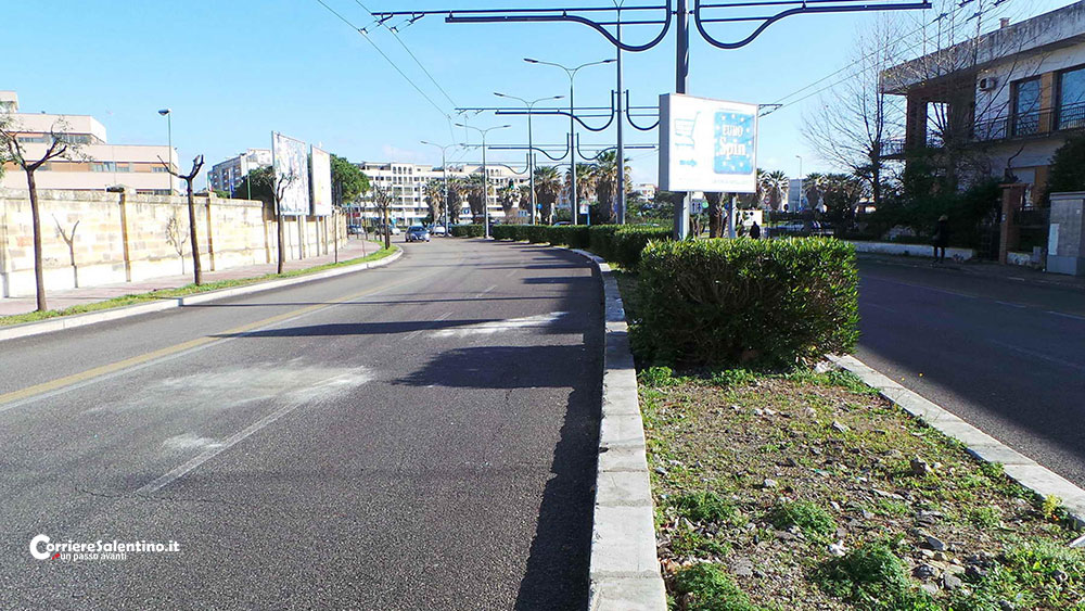 Supera colonna di auto, ma urta spartitraffico e cade: 17enne leccese in prognosi riservata