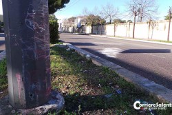 Perde il controllo dell’auto e sbatte contro il palo del filobus, 25enne in ospedale - Corriere Salentino