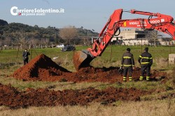 Ruspe al lavoro nel sito indicato dal pentito. Il procuratore Cillo rassicura: “Non ci sono rifiuti” - Corriere Salentino