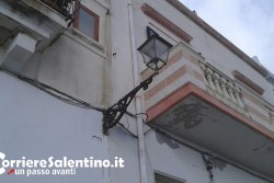 Cade dalla scala mentre sostituisce lampadina, muore sul colpo operaio quarantanovenne - Corriere Salentino