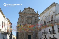 Mascherine e nastrini fluttuanti per la “Pentolaccia mascherata in Piazza” - Corriere Salentino