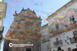 Mascherine e nastrini fluttuanti per la “Pentolaccia mascherata in Piazza” - Corriere Salentino