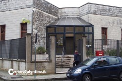 Banditi forano parete ufficio postale, poi rinchiudono dipedenti in una stanza: bottino da 70mila euro - Corriere Salentino