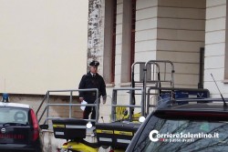 Banditi forano parete ufficio postale, poi rinchiudono dipedenti in una stanza: bottino da 70mila euro - Corriere Salentino