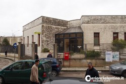 Banditi forano parete ufficio postale, poi rinchiudono dipedenti in una stanza: bottino da 70mila euro - Corriere Salentino