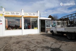 Sfondano la vetrata del bar con una mazza, poi fanno incetta di sigarette: "colpo" da 4mila euro - Corriere Salentino