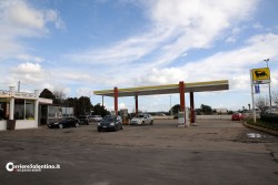 Sfondano la vetrata del bar con una mazza, poi fanno incetta di sigarette: "colpo" da 4mila euro - Corriere Salentino