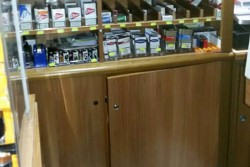 Sfondano la vetrata del bar con una mazza, poi fanno incetta di sigarette: "colpo" da 4mila euro - Corriere Salentino