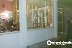 Sfondano la vetrata del bar con una mazza, poi fanno incetta di sigarette: "colpo" da 4mila euro - Corriere Salentino