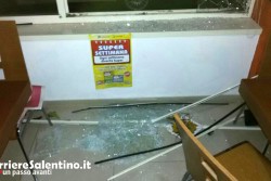 Sfondano la vetrata del bar con una mazza, poi fanno incetta di sigarette: "colpo" da 4mila euro - Corriere Salentino