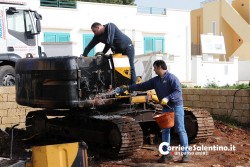 Fiamme nella notte distruggono escavatore, all'origine forse un cortocircuito - Corriere Salentino