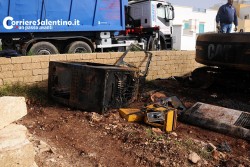 Fiamme nella notte distruggono escavatore, all'origine forse un cortocircuito - Corriere Salentino