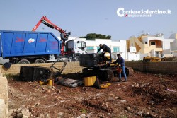 Fiamme nella notte distruggono escavatore, all'origine forse un cortocircuito - Corriere Salentino