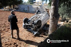 Urto durante il sorpasso, auto si ribalta nelle campagne: padre e figlia in ospedale - Corriere Salentino