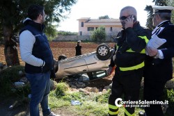 Urto durante il sorpasso, auto si ribalta nelle campagne: padre e figlia in ospedale - Corriere Salentino