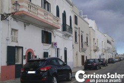 Cade dalla scala mentre sostituisce lampadina, muore sul colpo operaio quarantanovenne - Corriere Salentino