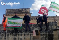 Alba Service: dopo la protesta in Regione, i lavoratori occupano la Provincia. Gabellone: «Costretto al taglio del 70 per cento» - Corriere Salentino
