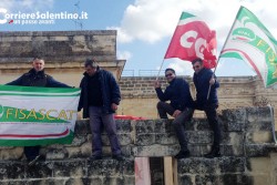 Alba Service: dopo la protesta in Regione, i lavoratori occupano la Provincia. Gabellone: «Costretto al taglio del 70 per cento» - Corriere Salentino