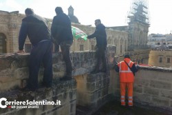 Alba Service: dopo la protesta in Regione, i lavoratori occupano la Provincia. Gabellone: «Costretto al taglio del 70 per cento» - Corriere Salentino