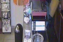 Sfondano la vetrata del bar con una mazza, poi fanno incetta di sigarette: "colpo" da 4mila euro - Corriere Salentino