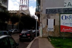 Palo della luce in mezzo al marciapiede,a pochi metri lo scivolo per disabili. Sportello dei diritti: "Assurdo" - Corriere Salentino