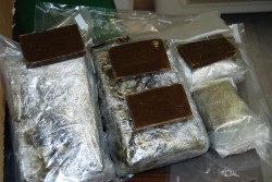 Pacco "stupefacente" dalla Spagna, i finanzieri si fingono postini: scatta un arresto, sequestrati sei chili di droga - Corriere Salentino
