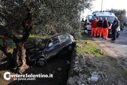 Fuori strada con l’auto, si schianta contro un albero d'ulivo e muore - Corriere Salentino