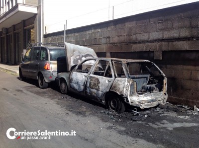 Lecce-incendio-auto-(1)