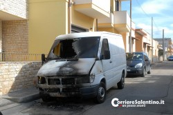 Due furgoni alle fiamme a Calimera ed Ugento: nel comune griko rinvenuta una tanica di benzina - Corriere Salentino