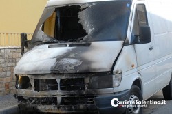 Due furgoni alle fiamme a Calimera ed Ugento: nel comune griko rinvenuta una tanica di benzina - Corriere Salentino