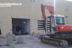 Assalto al centro commerciale, i carabinieri ritrovano la bolgetta dei soldi e puntano verso Bari - Corriere Salentino