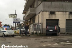 Perde il controllo dell'auto, 20enne si schianta contro un garage: paura per zio e nipote - Corriere Salentino