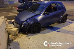 Schianto sul viale dello Stadio, Ford finisce contro un muro: illeso 83enne, donna finisce in ospedale - Corriere Salentino