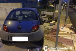 Schianto sul viale dello Stadio, Ford finisce contro un muro: illeso 83enne, donna finisce in ospedale - Corriere Salentino