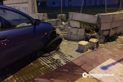Schianto sul viale dello Stadio, Ford finisce contro un muro: illeso 83enne, donna finisce in ospedale - Corriere Salentino