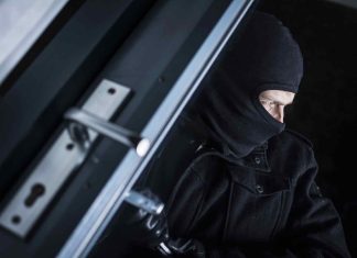 Anziana dorme in casa, ladri entrano dalla finestra e rubano gioielli e contanti