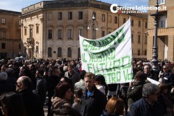 Xylella, un fiume di gente in piazza Sant'Oronzo per salvare gli ulivi e chiedere trasparenza - Corriere Salentino