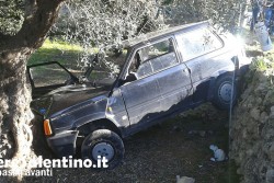 Fuori strada con l’auto, si schianta contro un albero d'ulivo e muore - Corriere Salentino