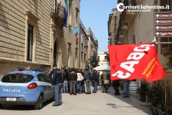 Dipendenti Axa sul tetto di Santa Croce - Corriere Salentino